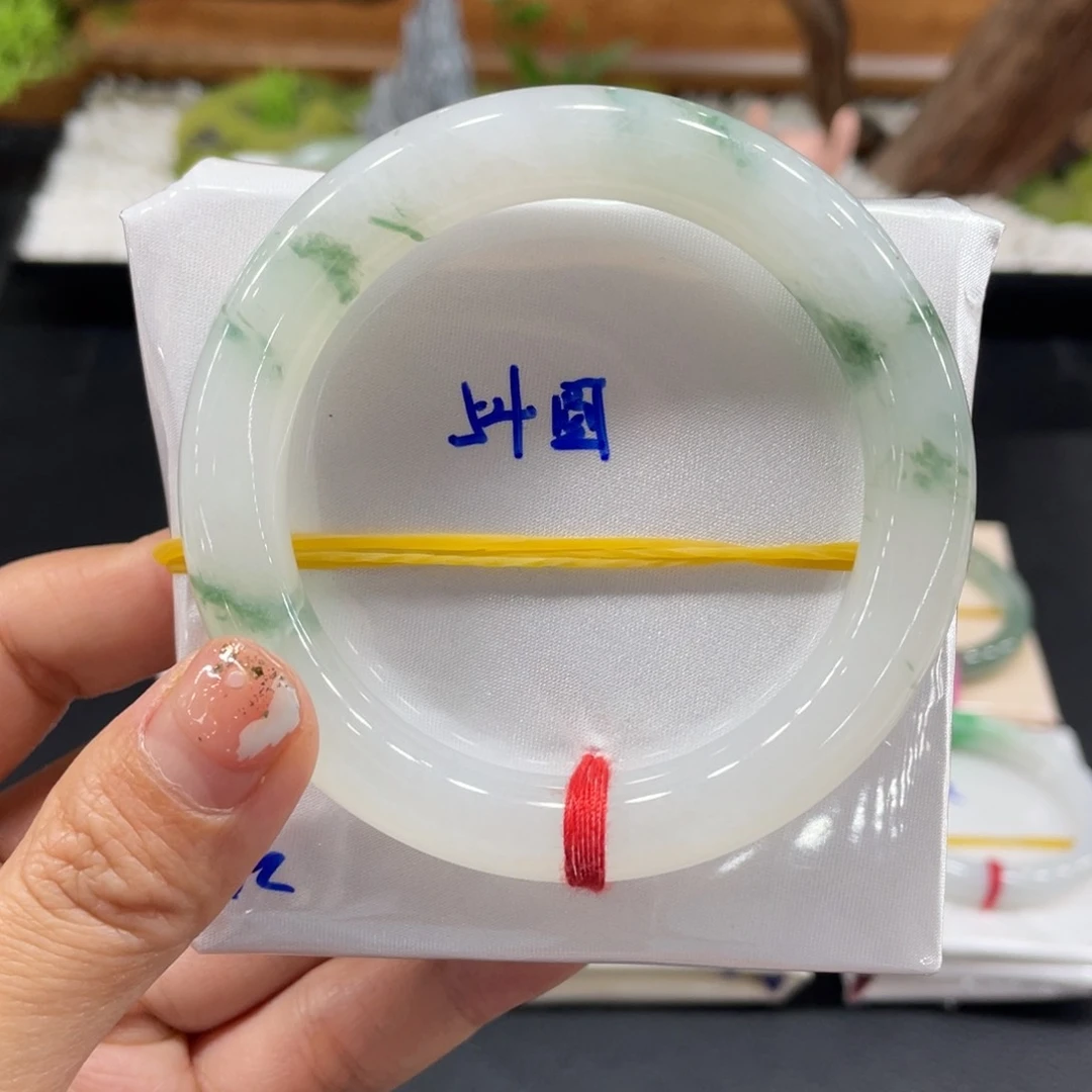 翡翠手镯未镶嵌李*?天然翡翠