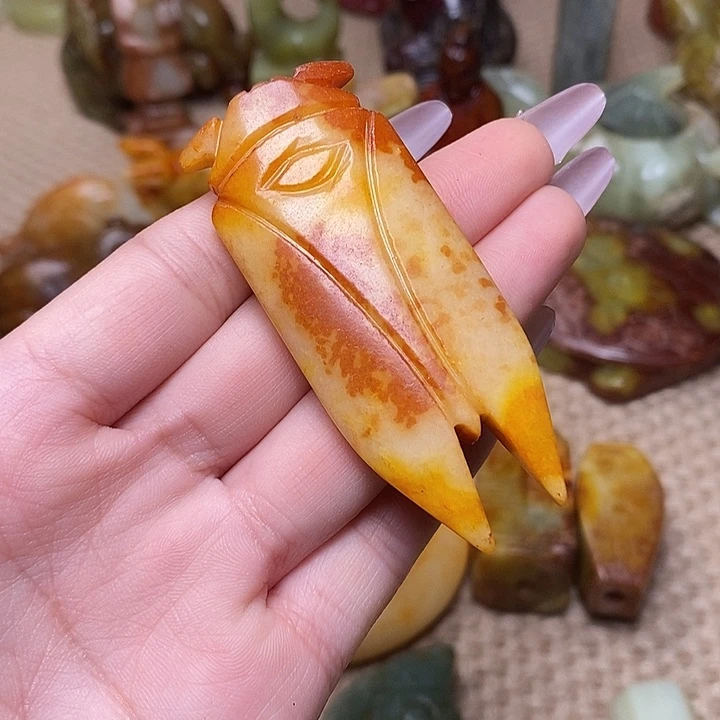 渡***己蛇纹石玉未镶嵌颈饰