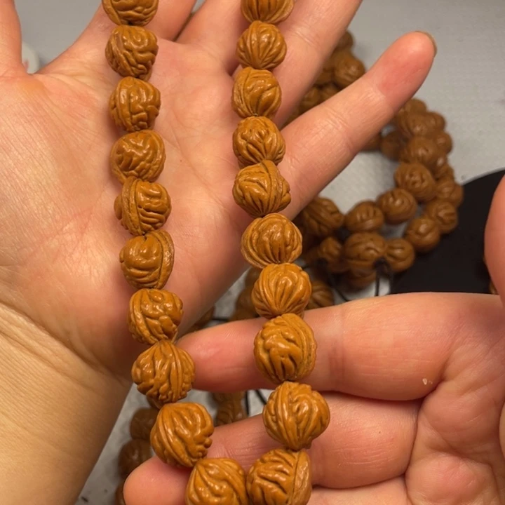 6号链接桃核手串一个