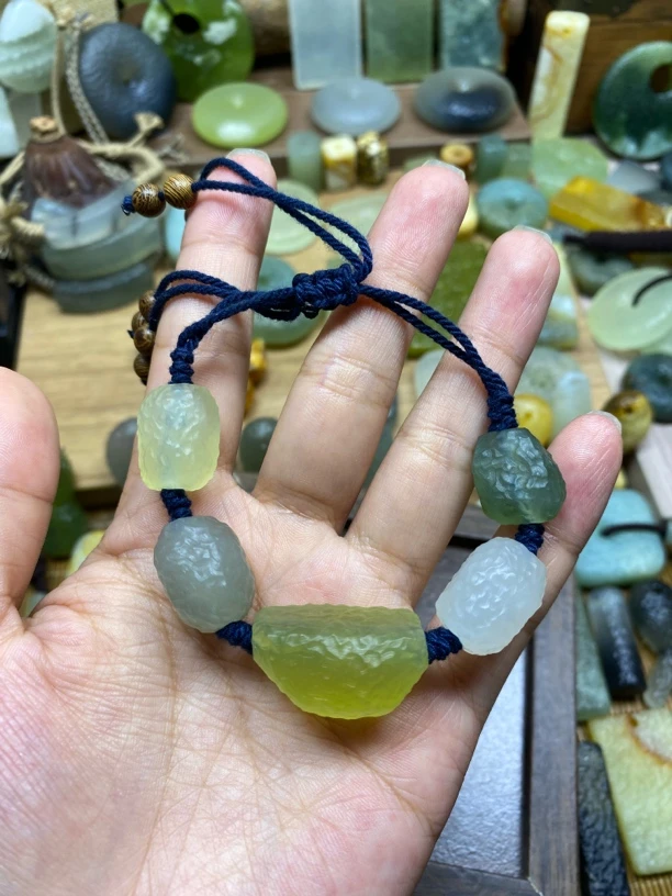 纯天然岫玉纯手工锤纹雕刻挂件