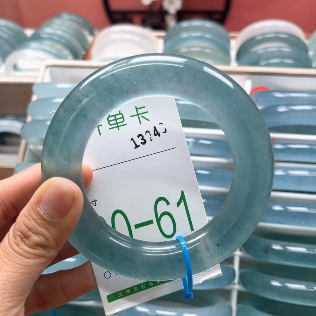陆***波未镶嵌手镯石英质玉