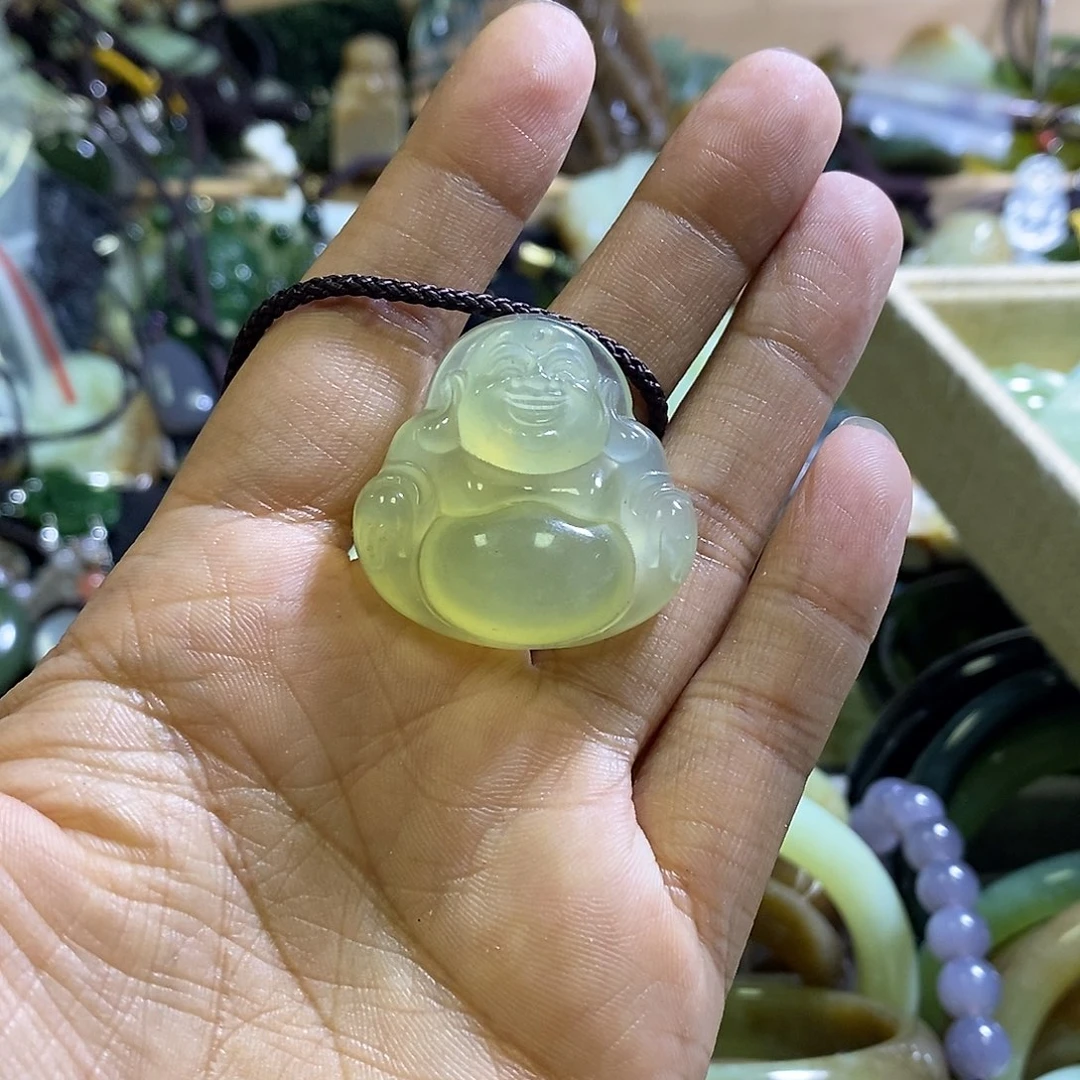未镶嵌岫玉颈饰一个