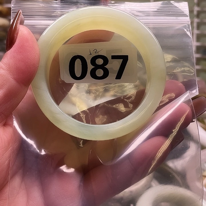 卢***斯蛇纹石玉未镶嵌手镯