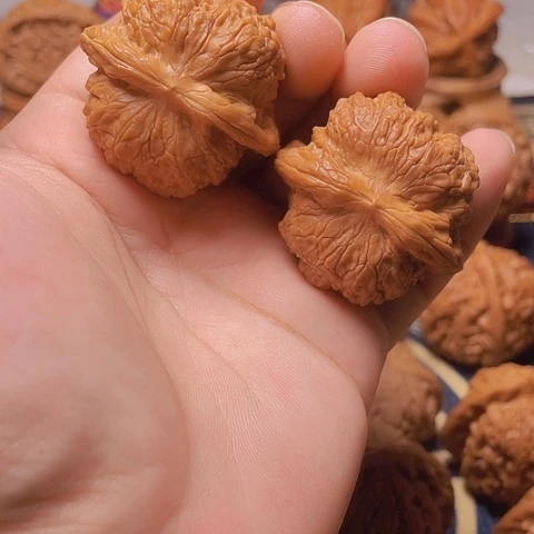文玩核桃吊坠40血麒麟