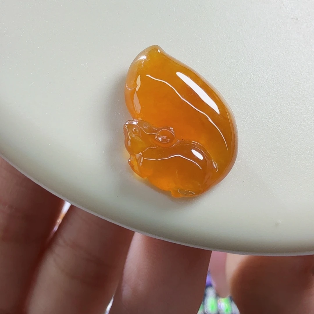 翡翠未镶嵌颈饰小松鼠