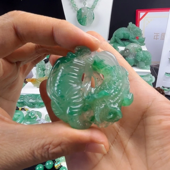 颈饰未镶嵌石英质玉
