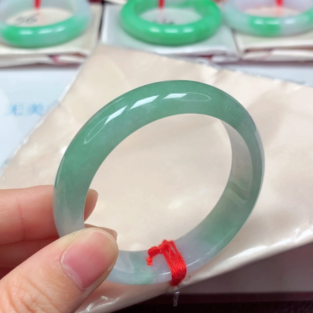 翡翠未镶嵌手镯冰胶甜绿半山水5152