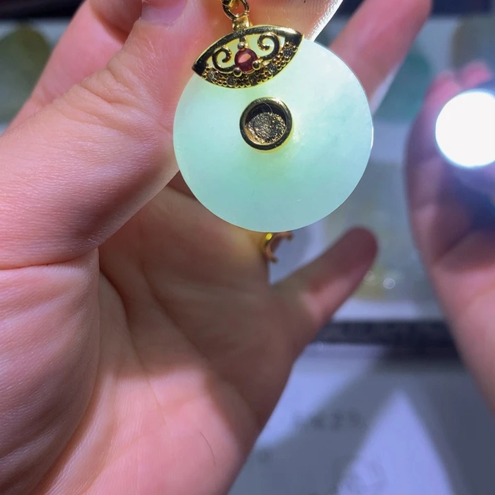 翡翠未镶嵌颈饰平安扣