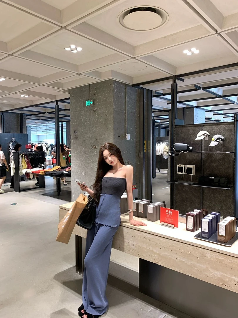 易梦玲同款高级感气质针织抹胸背心上衣女2025新款显瘦休闲裤套装