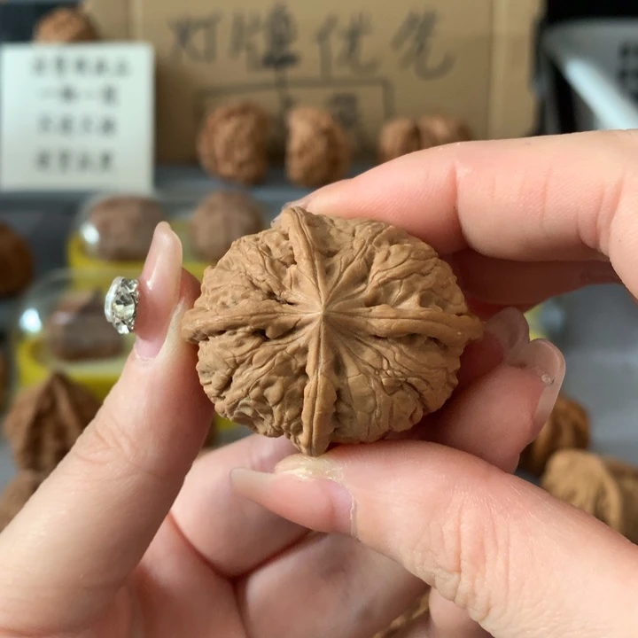 刚***好文玩核桃吊坠异形单只，有瑕疵