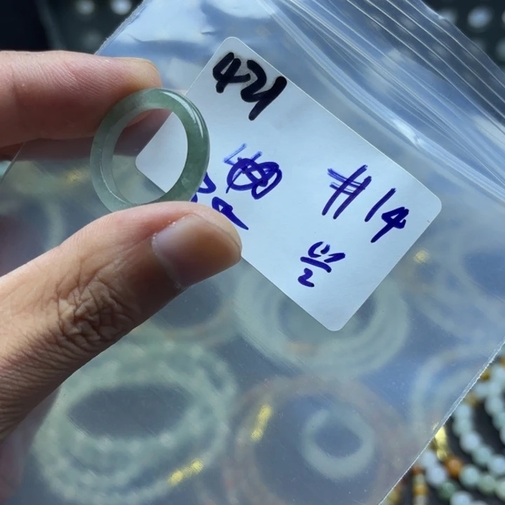颈饰未镶嵌翡翠戒指