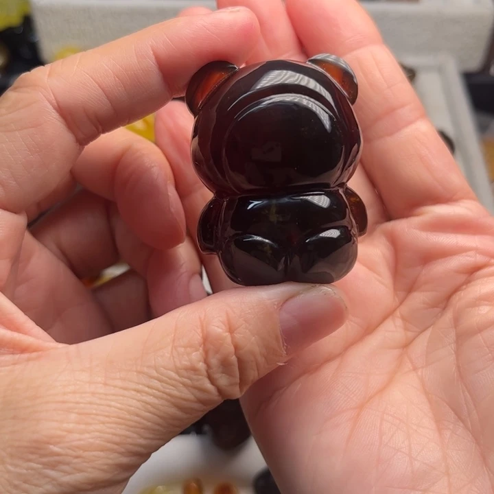 琥珀未镶嵌颈饰大熊