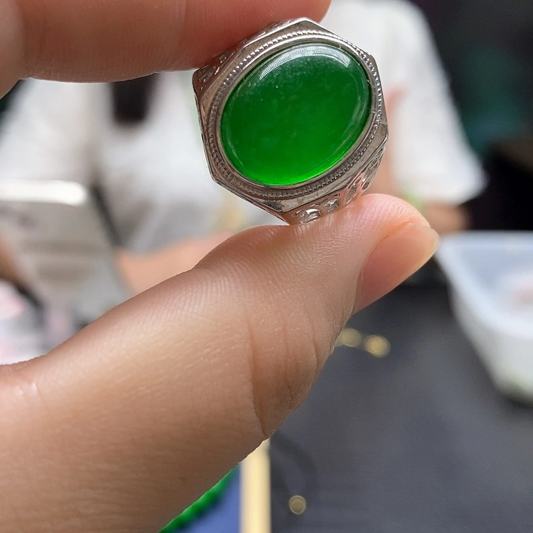 翡翠未镶嵌颈饰戒指