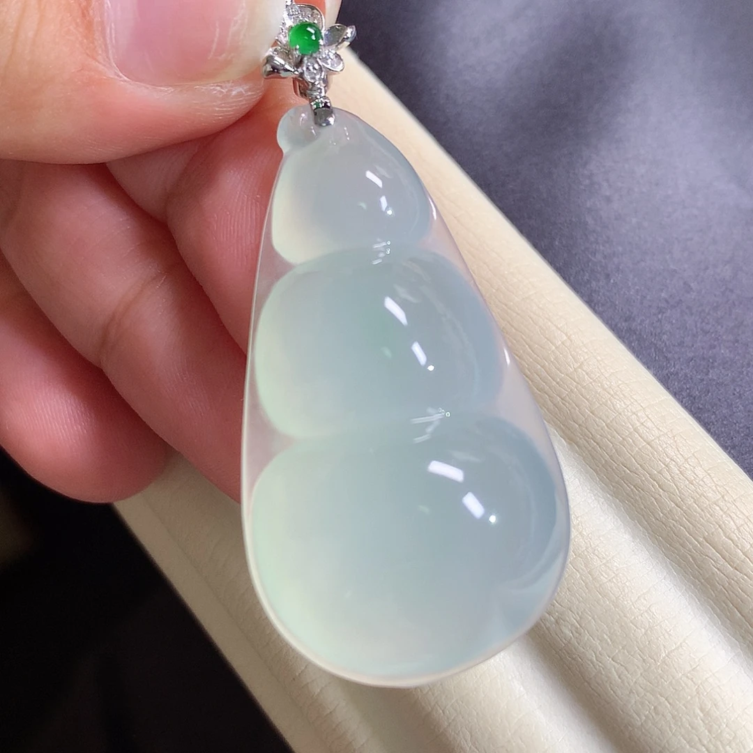 翡翠18K金镶嵌颈饰福豆