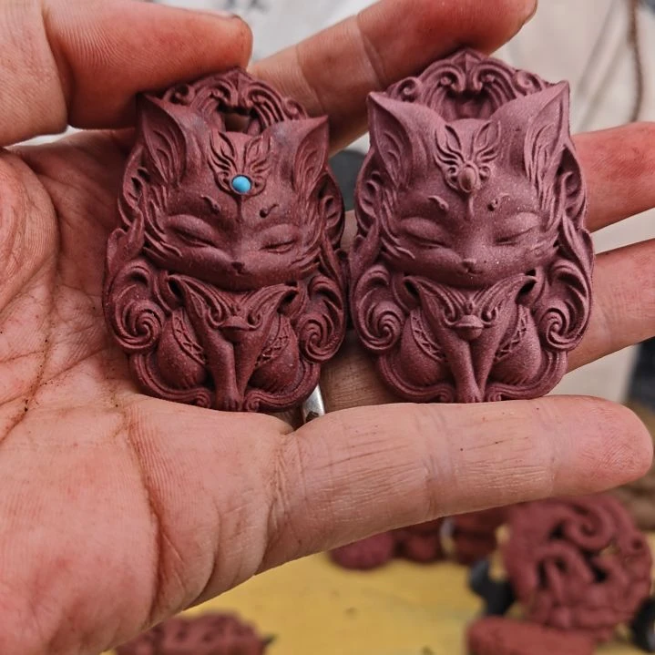 泥塑龙涎玫瑰镶嵌版九尾狐加不镶嵌