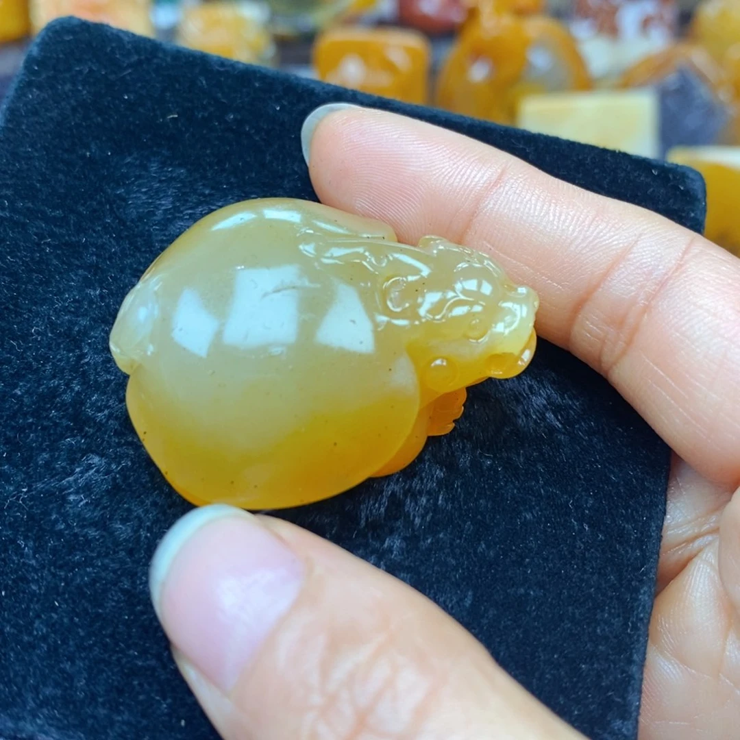 未镶嵌石英质玉（黄龙玉）颈饰