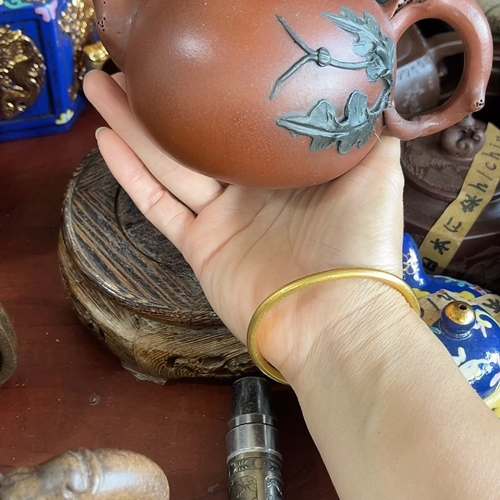 红泥茶壶原矿泥料手工制作的一把紫砂壶。