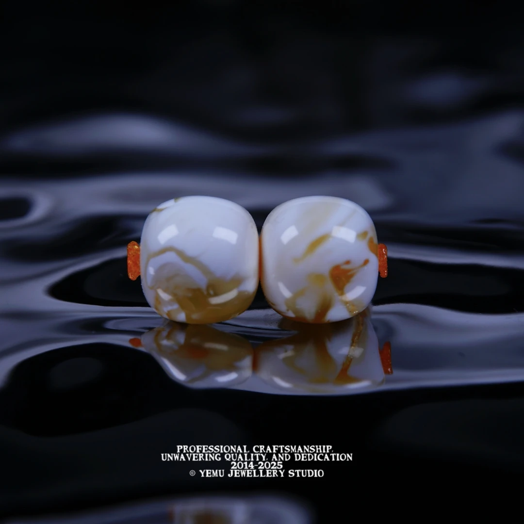 V21(8.8mm）8毫米金漆白溶洞妖孽老型对珠 一物一拍 天然俄料蜜蜡