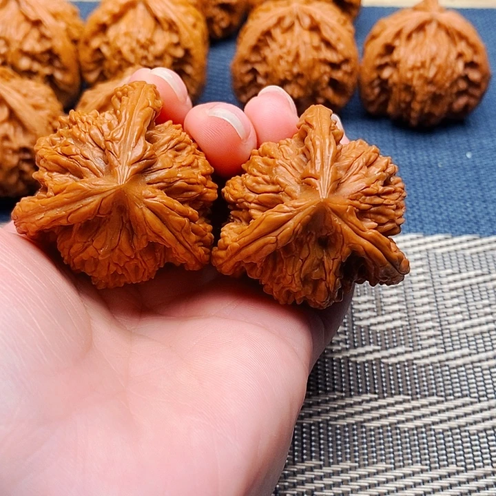 个***：文玩核桃吊坠三棱