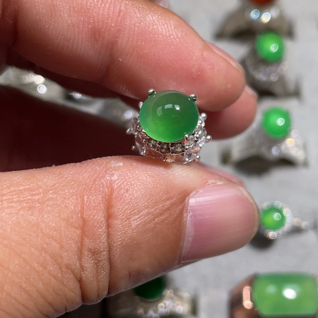 翡翠裸石木那绿蛋面铜托卡8.6