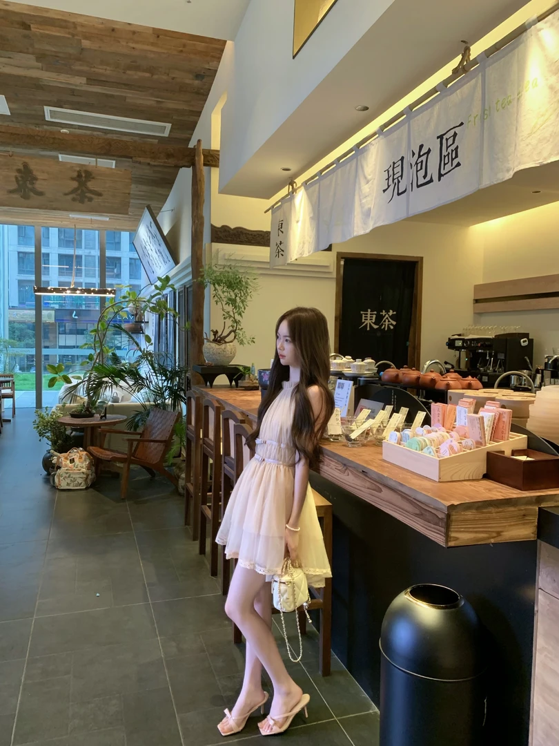 裸粉色挂脖蝴蝶结不规则下摆收腰纯欲甜美短款连衣裙