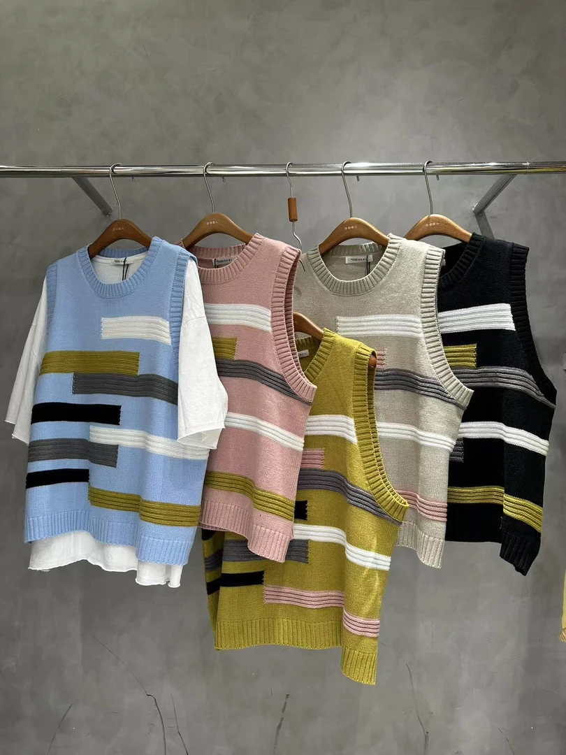 娜样美家 精选复古拼色不规则条纹针织马甲7805