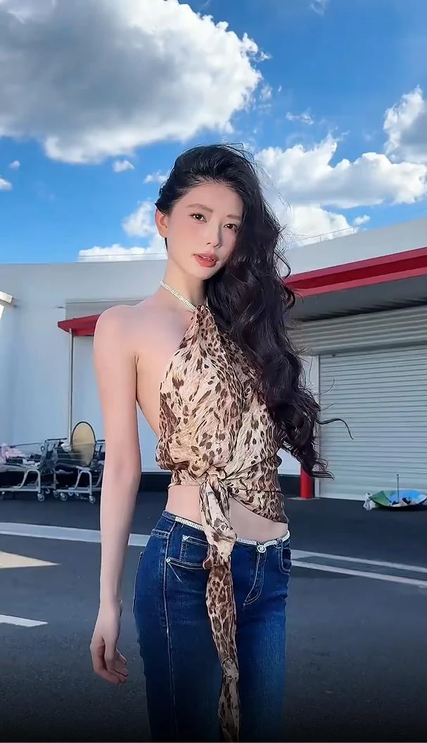 美式复古豹纹印花挂脖吊带背心女2025新款气质显瘦牛仔裤两件套女