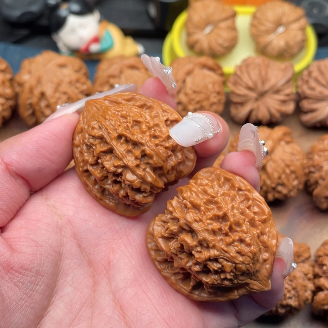 文玩核桃把件全品原桩红皮老树满天星40