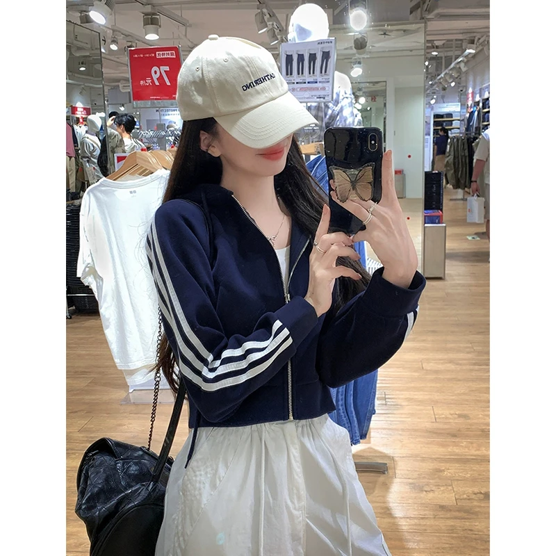 早春三条杠短款卫衣外套女春秋黑色连帽2025新款雅丹风穿搭