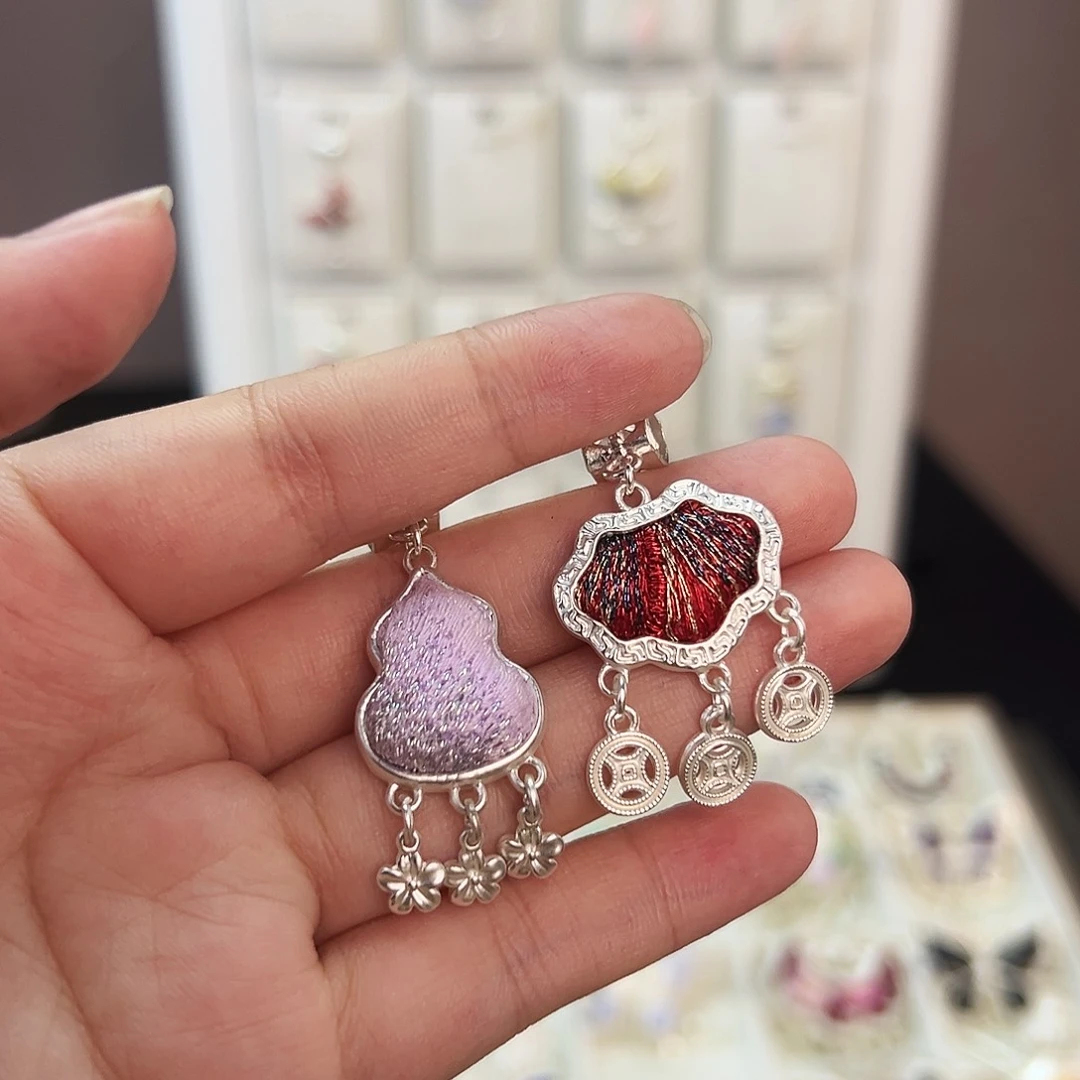 布艺合金苗绣吊坠