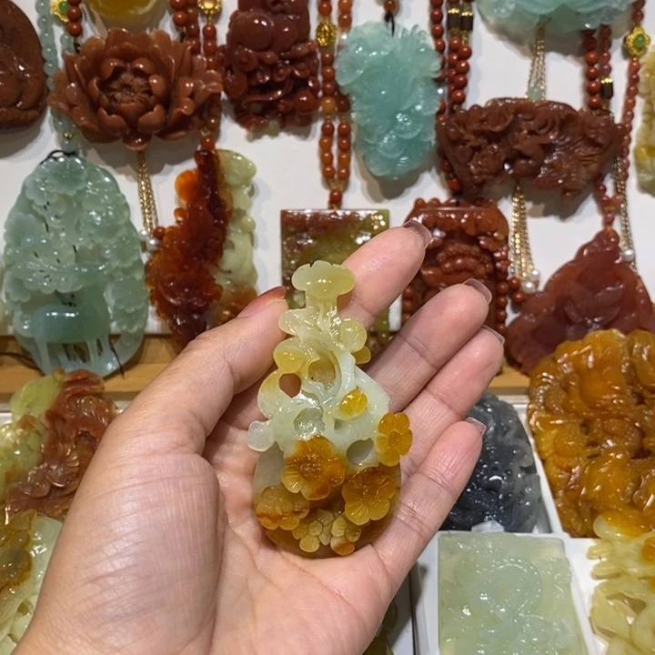 高***花未镶嵌蛇纹石玉颈饰