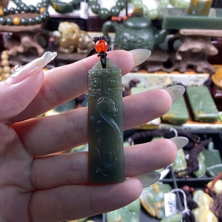 颈饰未镶嵌透闪石质玉花****流