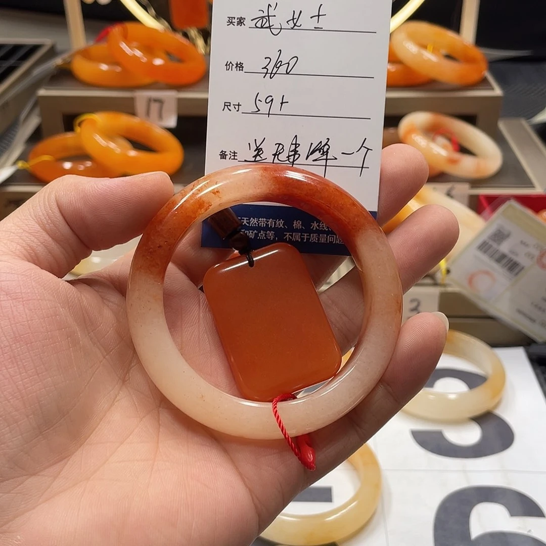 未镶嵌石英质玉（黄龙玉）手镯武*士