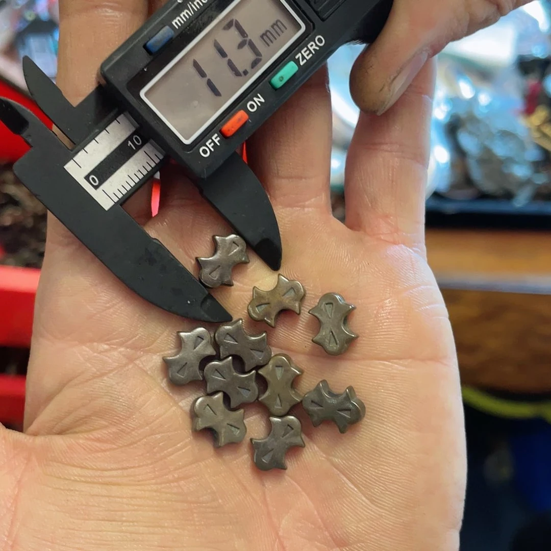 我的手被蚊子抓破皮啊