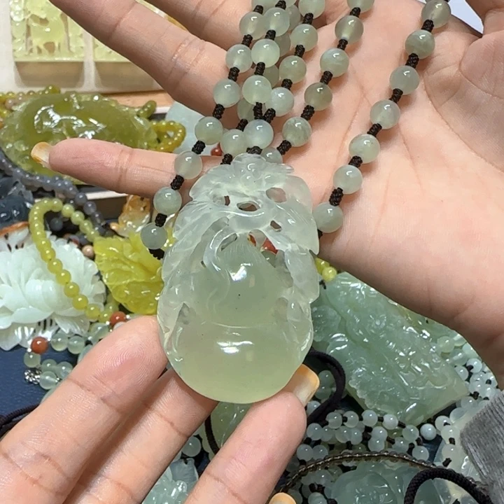 未镶嵌蛇纹石玉吊坠