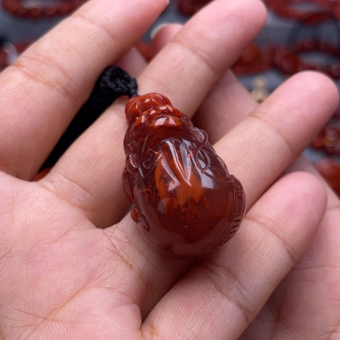 南红玛瑙未镶嵌珠宝奇石貔貅吊坠