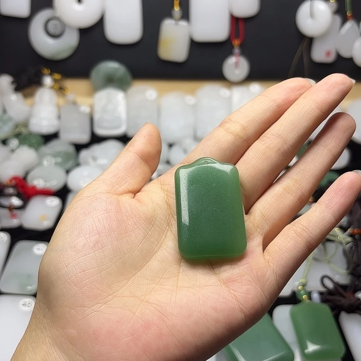 石英岩玉未镶嵌颈饰宝*