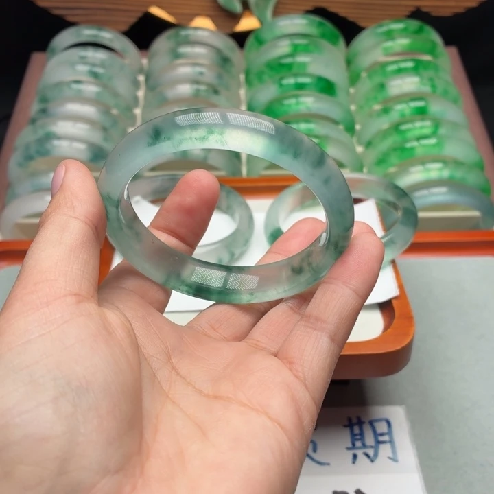 军***军石英质玉未镶嵌手镯