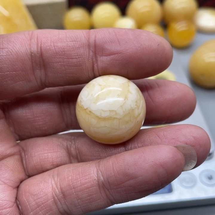 琥珀裸石未镶嵌欢****年蜜蜡微瑕圆珠