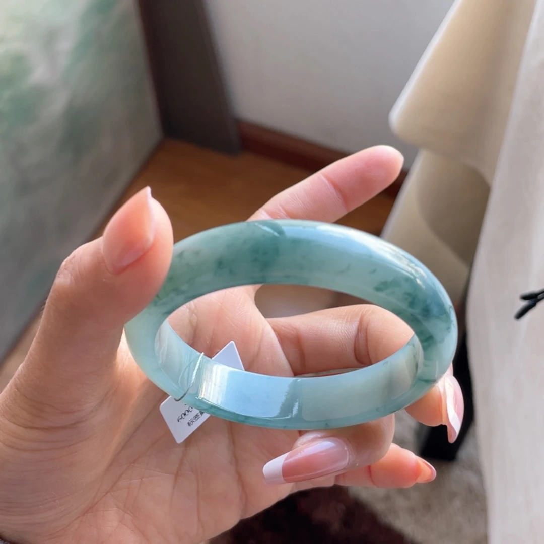 翡翠手镯未镶嵌飘花