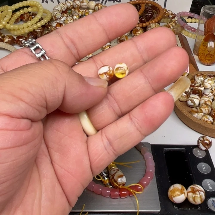 布***赫未镶嵌琥珀裸石69号