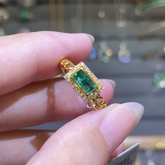 18K金镶嵌戒指祖母绿0.31ct 赞比亚