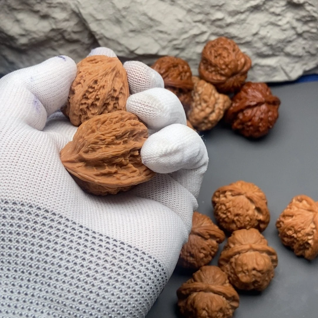 文玩核桃吊坠红宝石