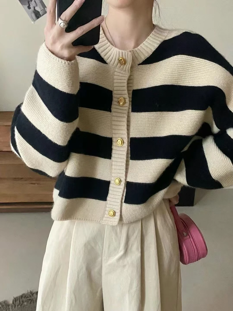 网红同款斗篷披肩夏季新款纯色针织披肩开衫镂空围巾两用百搭披风