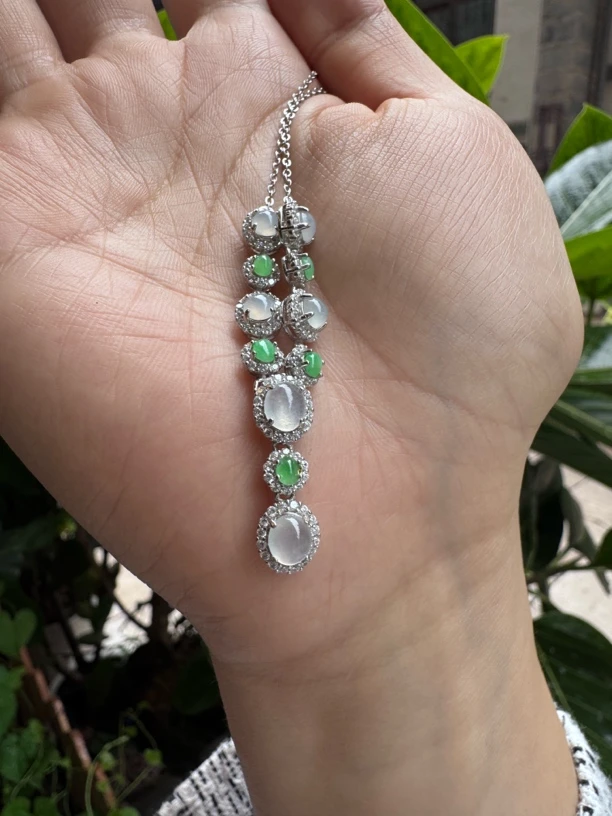 翡翠白冰蛋面项链，时尚灵动豪华精美（多样性发货，拍一发一）