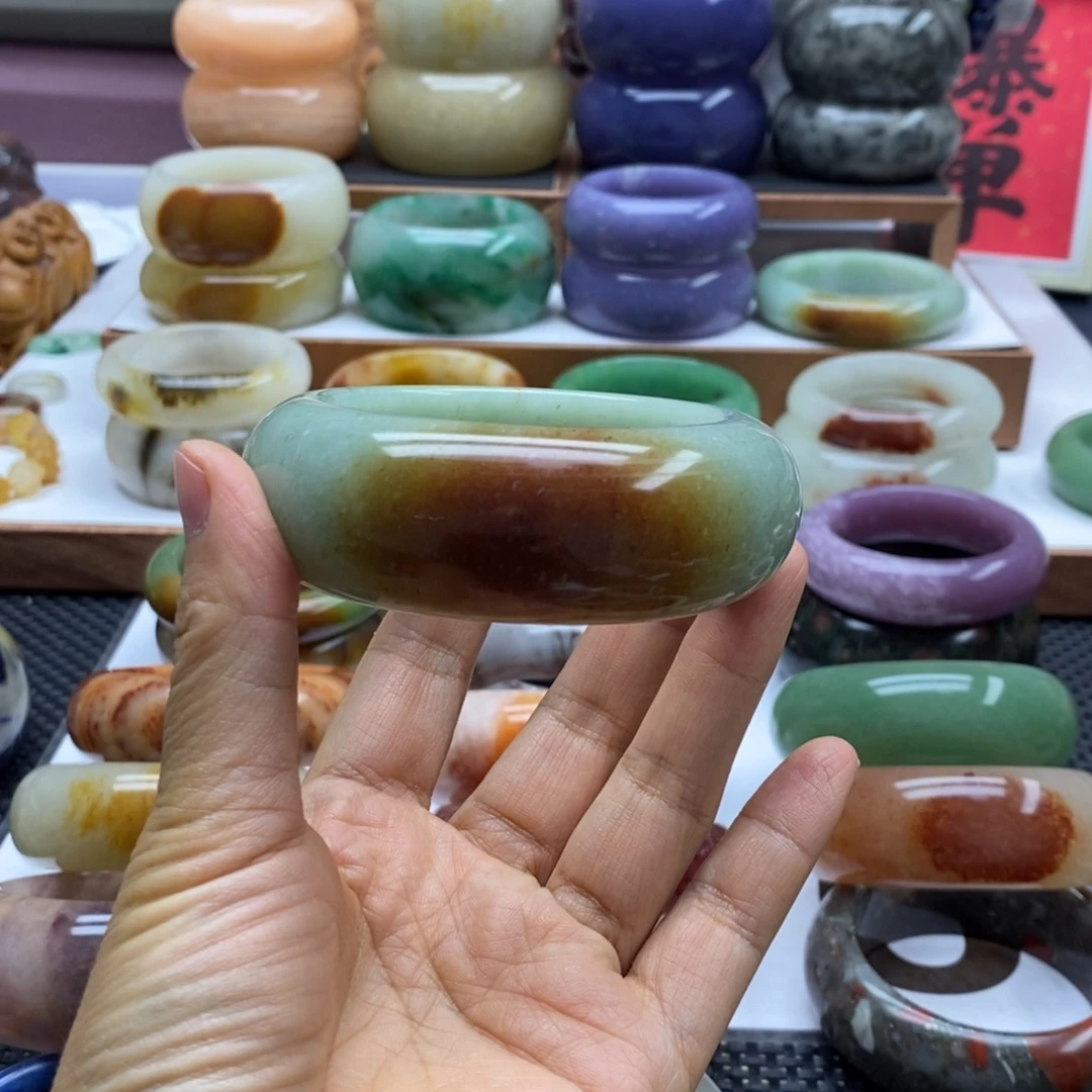 婷***聊未镶嵌手镯石英岩玉