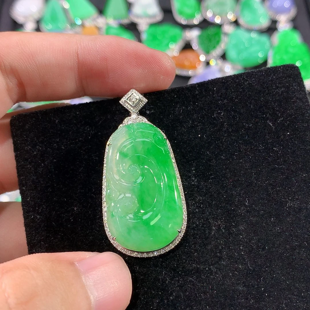 翡翠18K金镶嵌颈饰