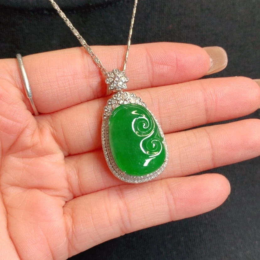 【闪购商品】颈饰18K金镶嵌翡翠如意