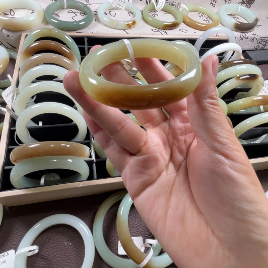 和田玉未镶嵌手镯