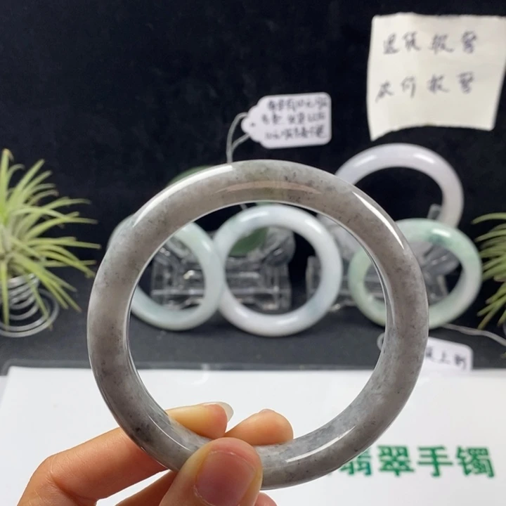 翡翠未镶嵌手镯18号。  58.6圈